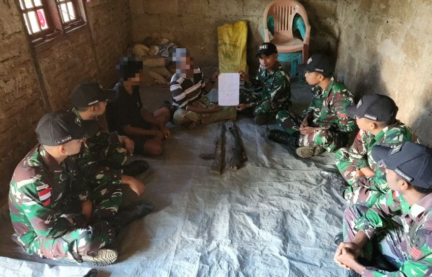 Satgas Yonif 741/GN Pos Fohululik Terima Penyerahan Senjata Api dari Warga Desa Lutarato