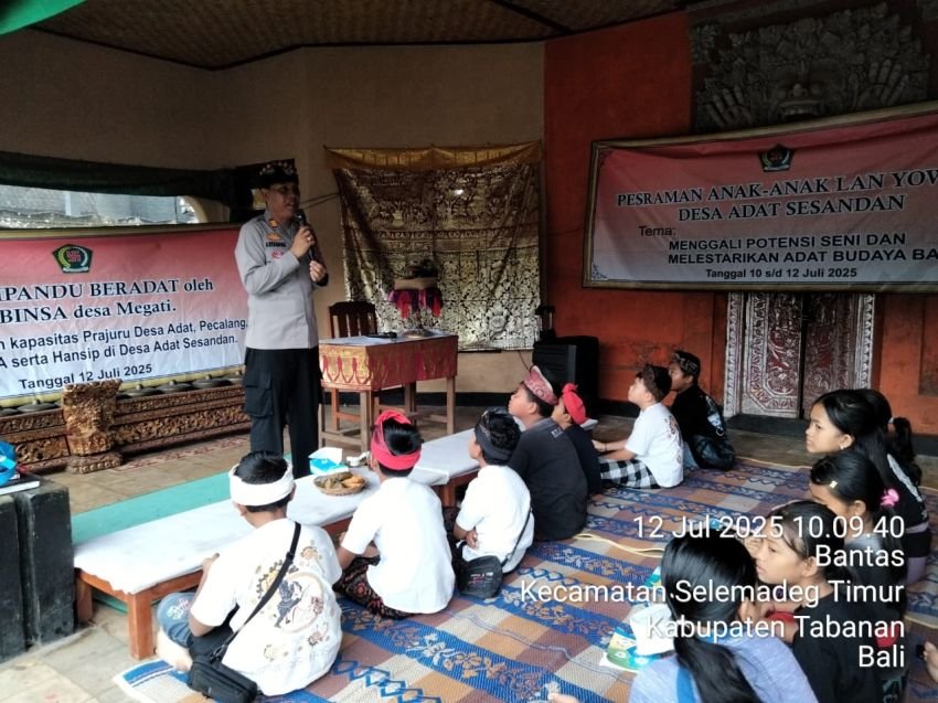 Kapolsek Seltim Edukasi Generasi Muda di Pasraman Desa Adat Sesandan: Wujudkan Masyarakat Sadar Hukum dan Berbudaya