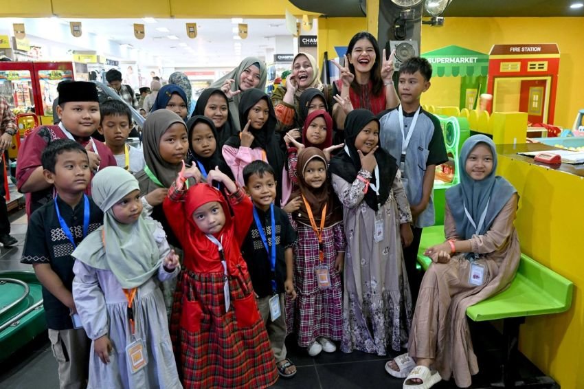 Kahiyang Ayu Traktir Anak Yatim Belanja di Awal Tahun Ajaran Baru