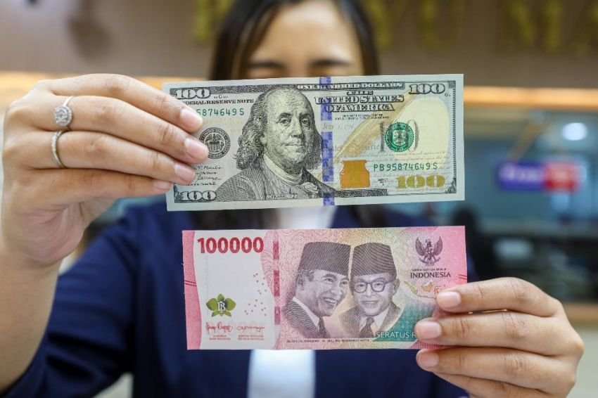 Rupiah Diprediksi Melemah, Trump Ancam Tarif Baru hingga 200 Persen