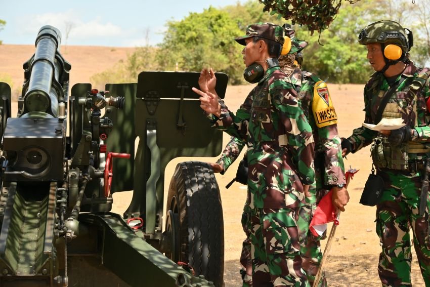Yonarmed 17/RC Uji Kemampuan Tempur: Latbakjatratnis Meriam Howitzer Guncang Pantai Pidie