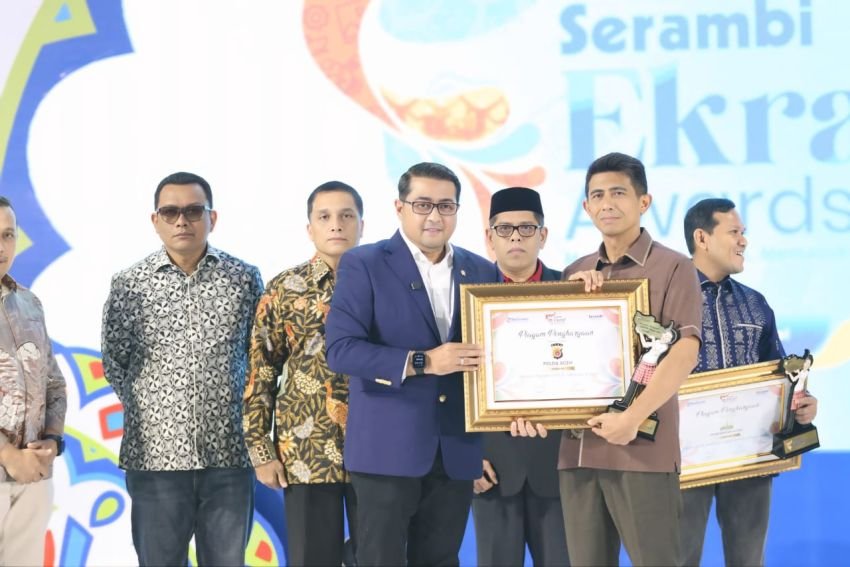 Kapolda Aceh Terima Penghargaan Inisiator Program UMKM Aman dan Kreatif pada Malam Penganugerahan Serambi Ekraf 2025