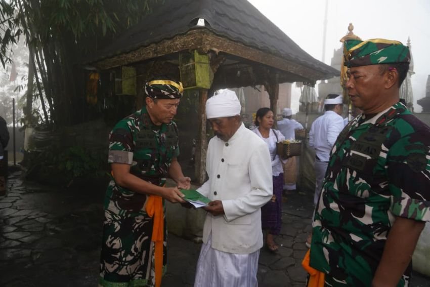 Pangdam IX/Udayana Laksanakan Wisata Religi ke Pura Lempuyang Luhur, Karangasem