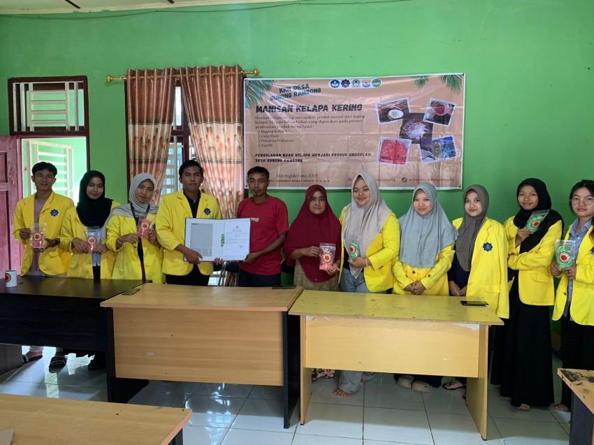 Mahasiswa KKN UTU Bantu Warga Gunung Rambong Produksi Manisan Kelapa Kering Standar BPOM