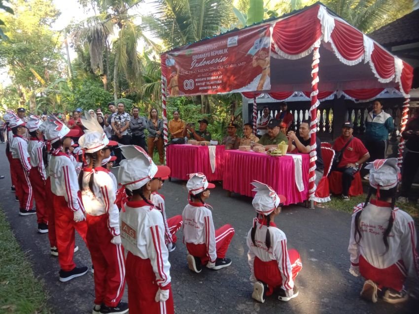 Kapolsek Pekutatan Hadiri Gerak Jalan Pelajar: Rayakan Kemerdekaan dengan Semangat dan Kebersamaan
