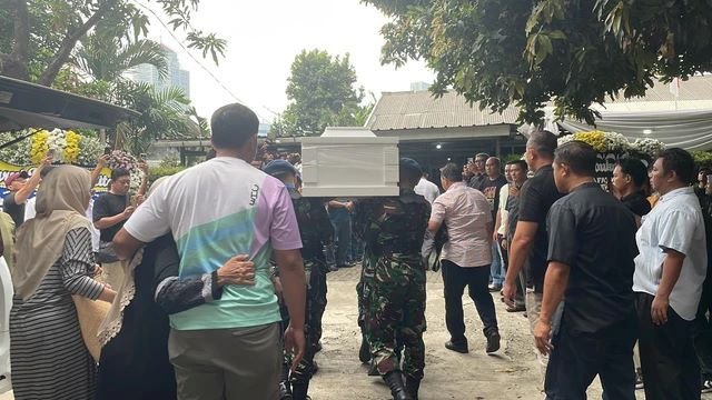 Jenazah Marsma TNI Fajar Adriyanto Tiba di Rumah Duka, Isak Tangis Iringi Kedatangan