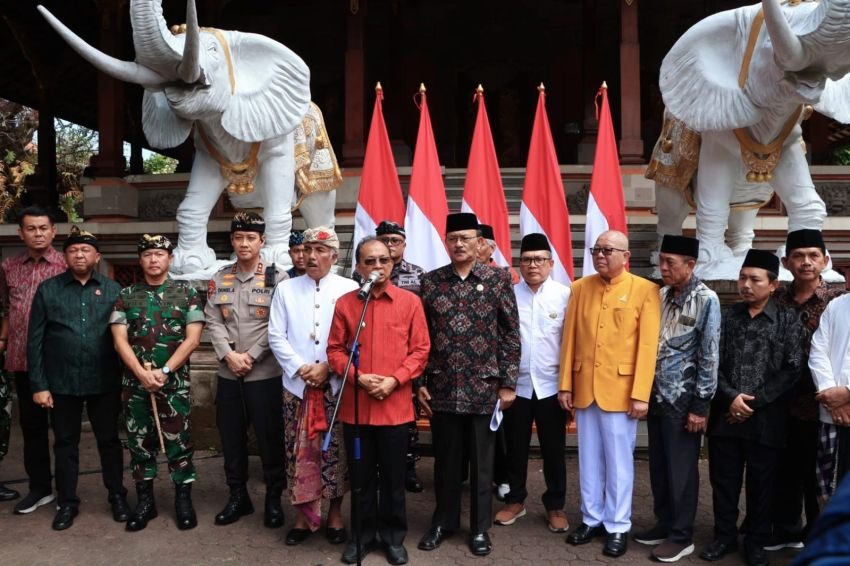 Pemuka Agama dan Pecalang Bersatu Jaga Kondusivitas Bali, Gubernur Koster Tegaskan Pengamanan Ketat di Bandara dan Pelabuhan