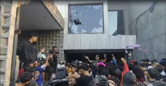 Warga Masih Menjarah Kediaman Sahroni di Tanjung Priok, Kulkas dan Treadmill Dibawa, Massa Ancam Bakar Rumah