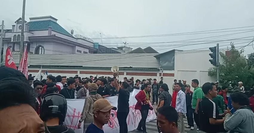 Demo Mahasiswa Medan Desak Reformasi DPRD: Hapuskan Perjalanan Dinas, Fokus pada Rakyat!