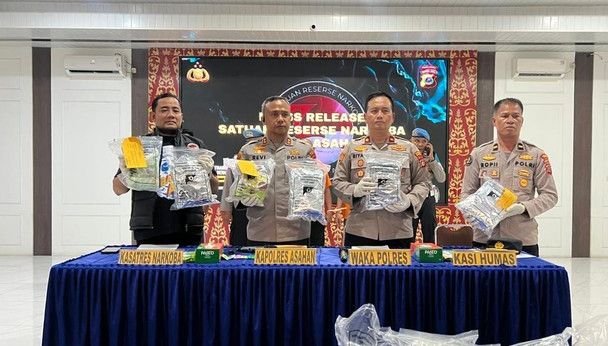 Satresnarkoba Polres Asahan Bekuk Dua PMI Ilegal, Gagalkan Penyelundupan 2 Kg Sabu dan 1.779 Liquid Vape Berbahaya
