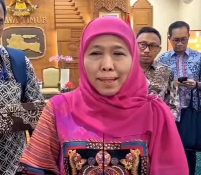 Gubernur Khofifah Imbau Warga Tidak Kibarkan Bendera One Piece di Bulan Kemerdekaan