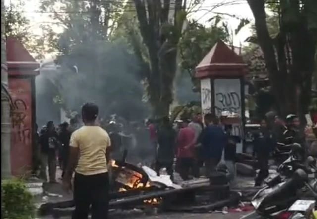 Demonstrasi Ricuh di Pekalongan: Massa Menjarah dan Membakar Kendaraan di Kantor Wali Kota dan DPRD