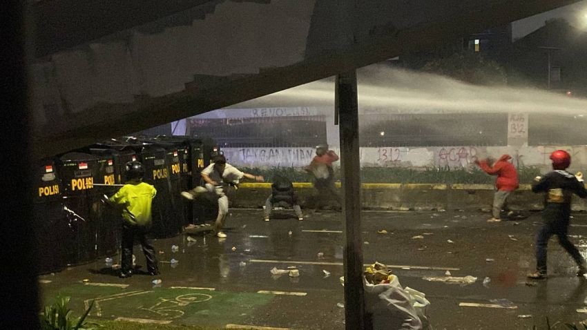 Polisi Tembakkan Gas Air Mata untuk Bubarkan Massa Demo di Depan DPR RI