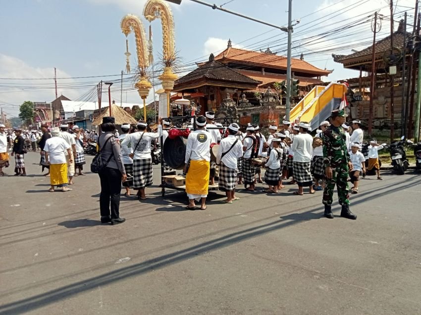 Polsek Bangli Amankan dan Atur Arus Lalu Lintas Saat Upacara Ngening di Puri Agung Bangli
