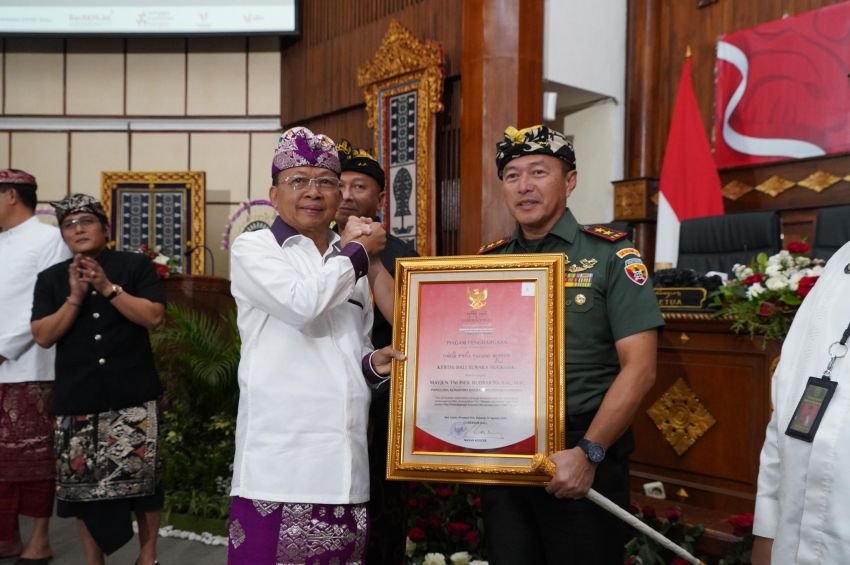 Pangdam IX/Udayana Terima Penghargaan “Kerthi Bali Sewaka Nugraha” dari Pemprov Bali