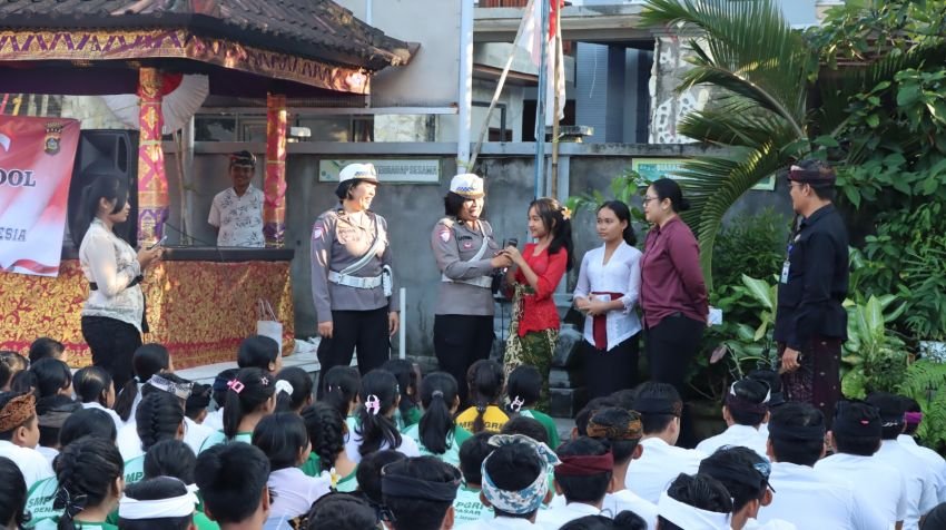 Peringati Hari Jadi ke-77, Polwan Polresta Denpasar Edukasi Pelajar SMP soal Tertib Lalu Lintas dan Anti-Bullying
