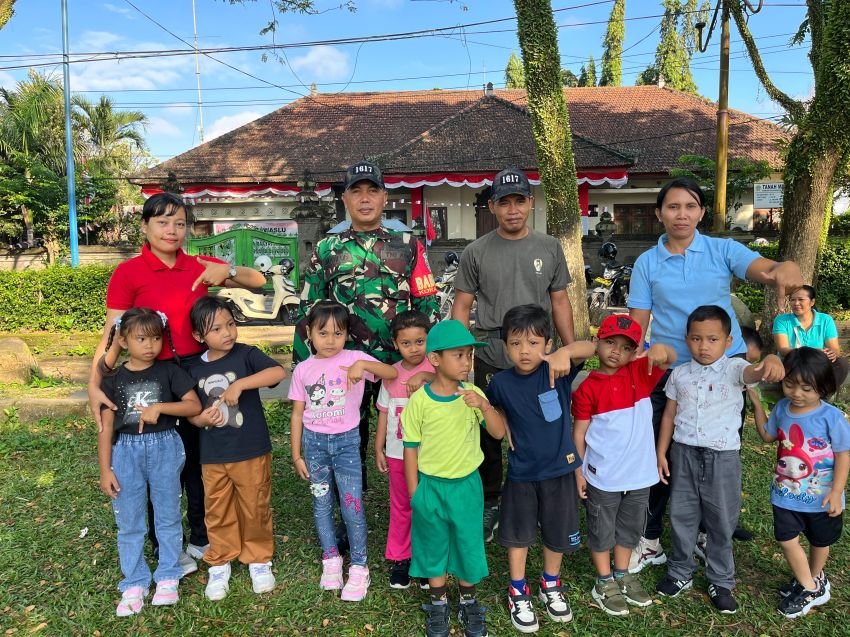 Sambut HUT RI ke-80 dan HUT Kota Negara ke-130, TK Kartika VI-15 Gelar Aksi Bersih-Bersih Bersama Babinsa