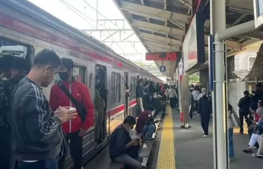 KRL Bogor-Jakarta Kota Anjlok di Stasiun Jakarta Kota, Seluruh Penumpang Selamat