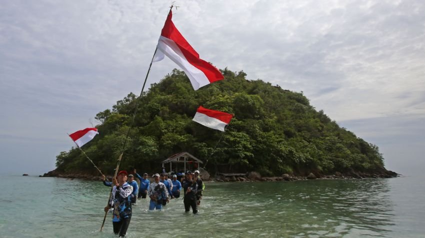 Meriahkan HUT RI ke-80, Komunitas Merah Mata Fishing Kibarkan Merah Putih di Pulau Tuan