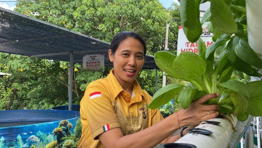 Kapolres Jembrana Panen Telur dan Sayuran di Kebun Program Ketahanan Pangan Polres