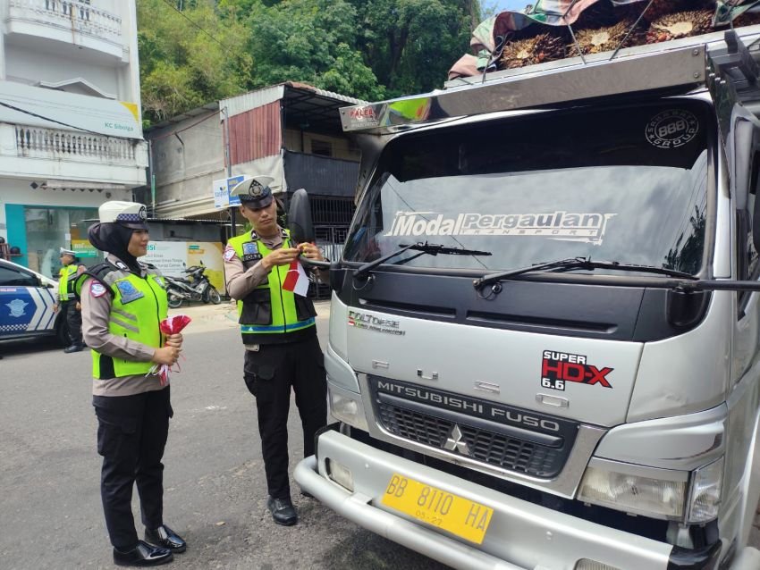 Sambut HUT RI ke-80, Sat Lantas Polres Sibolga Bagikan Bendera Merah Putih dan Edukasi Tertib Lalu Lintas