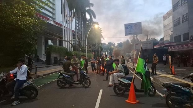 HMI Memblokade Jalan Depan NasDem Tower, Desak Pemecatan Ahmad Sahroni dari Partai NasDem