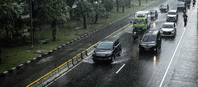 BMKG: Sejumlah Wilayah Jakarta Diprediksi Hujan Sore Hari, Warga Diimbau Siaga
