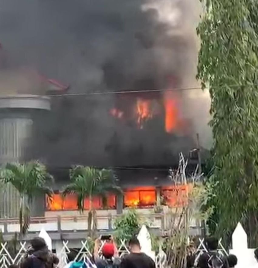 Gelombang Aksi Demo Mengguncang NTB: Gedung DPRD Dibakar, Massa Serbu Polda