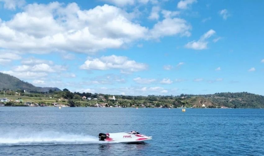 Pembalap F1 Powerboat Dunia Latihan Bebas di Danau Toba Jelang Kejuaraan Internasional