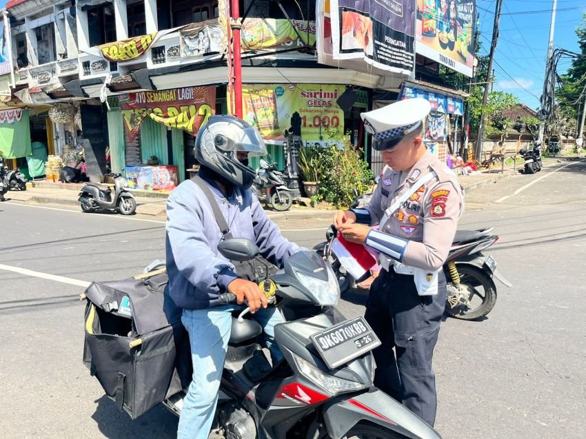 Sambut HUT RI ke-80, Sat Lantas Polres Bangli Gelar Gerakan Polantas Menyapa: Bagikan Bendera Merah Putih dan Bunga ke Pengendara