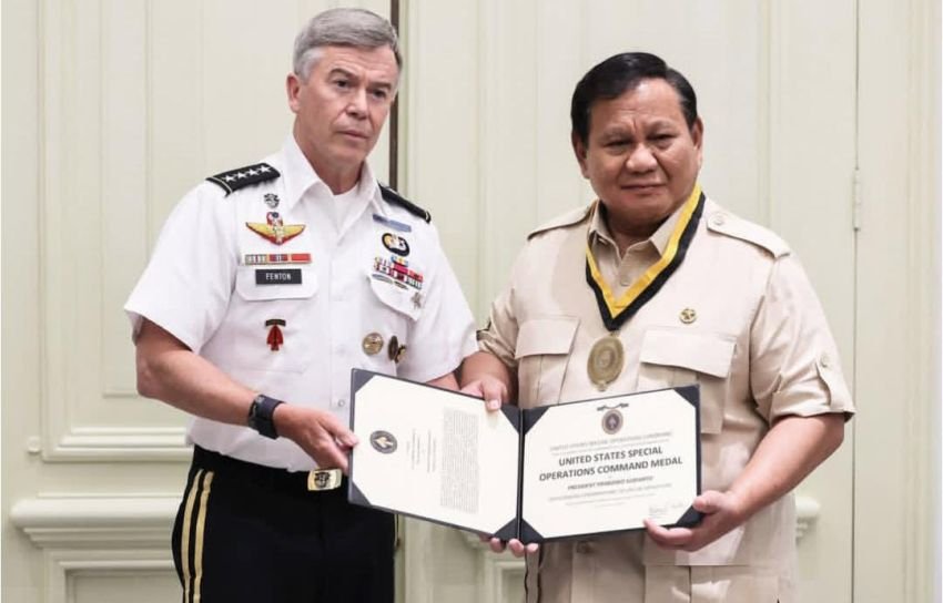 Presiden Prabowo Terima Medali Kehormatan dari Komando Operasi Khusus AS di Istana Merdeka