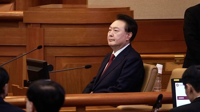 Yoon Suk Yeol Tolak Pemeriksaan: Lepas Seragam Tahanan dan Berbaring di Lantai
