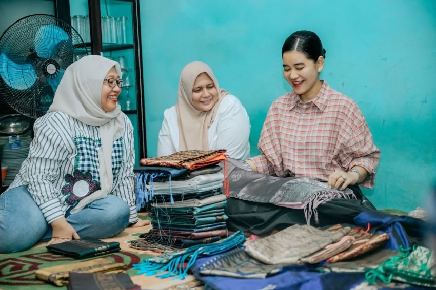 Kahiyang Ayu Kunjungi Sentra Songket Silau Laut, Dukung Pelestarian Warisan Budaya Asahan