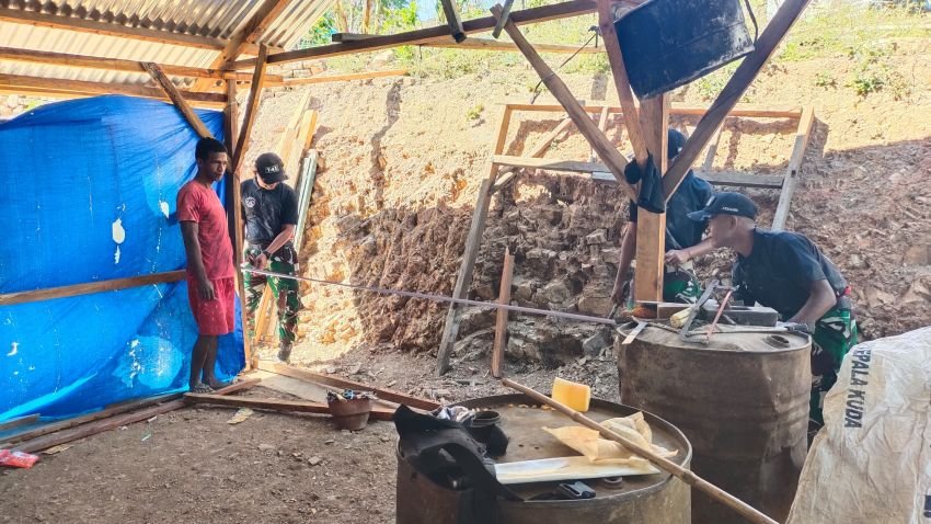 Satgas TNI Pos Fohululik Bantu Rehab Rumah Warga di Perbatasan Desa Lutarato