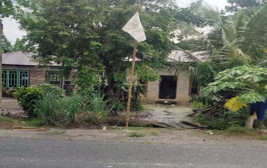 Aksi Simbolis Warga Batu Bara: Karung Beras Gantikan Bendera Merah Putih