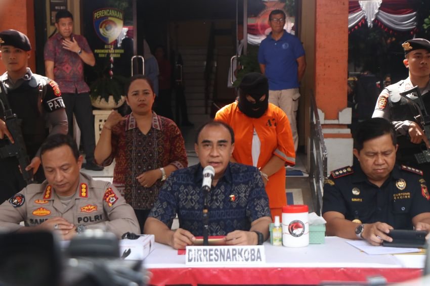 Polda Bali Tangkap Kurir Narkoba Asal Peru, Sita Kokain & Ekstasi Senilai Rp10 Miliar