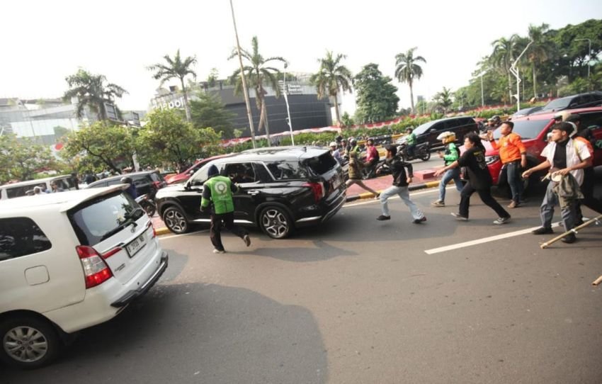 Demo Ricuh Tolak Fasilitas DPR, Mobil Dirusak Massa di Bawah Flyover Senayan