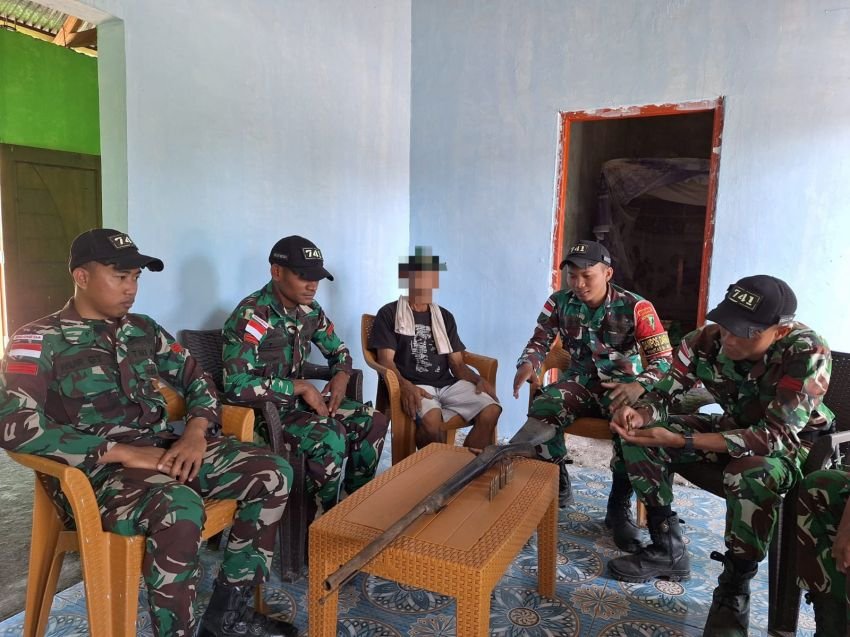 Satgas Yonif 741/GN Pos Dafala Terima Penyerahan Senjata dan Munisi dari Masyarakat Perbatasan