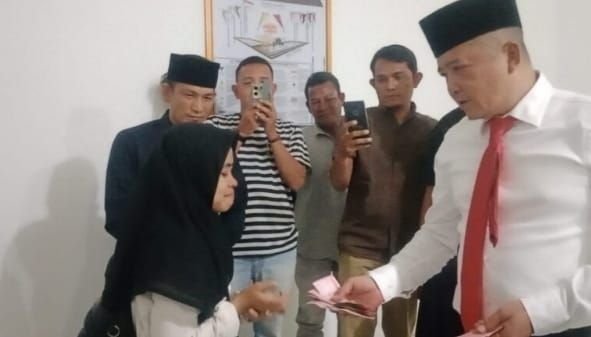 Ketua DPRD Madina Bantu Biaya Kuliah Penjual Kacang Rebus di Momen HUT ke-80 RI