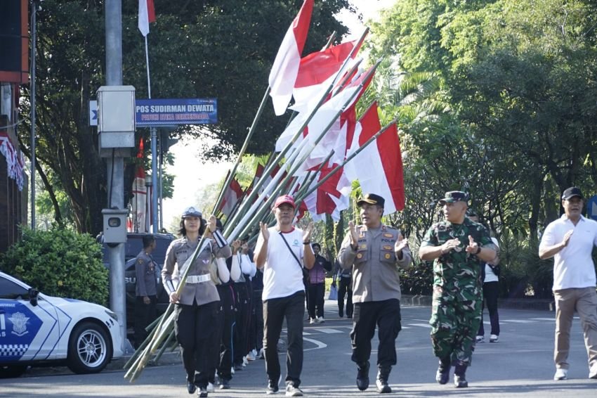 PPDI Jembrana Bersama TNI, Polri, dan Masyarakat Gelorakan Nasionalisme Lewat Pembagian Bendera Merah Putih