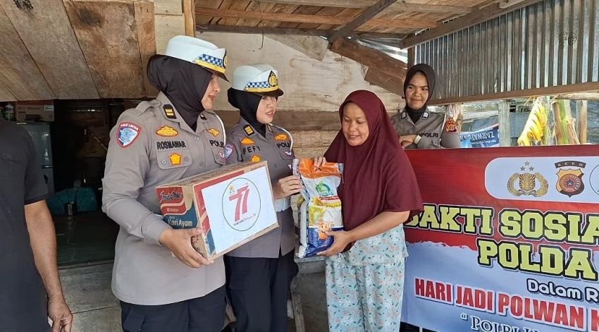 Peringati HUT ke-77, Polwan Polda Aceh Gelar Baksos dan Salurkan Sembako untuk Warga