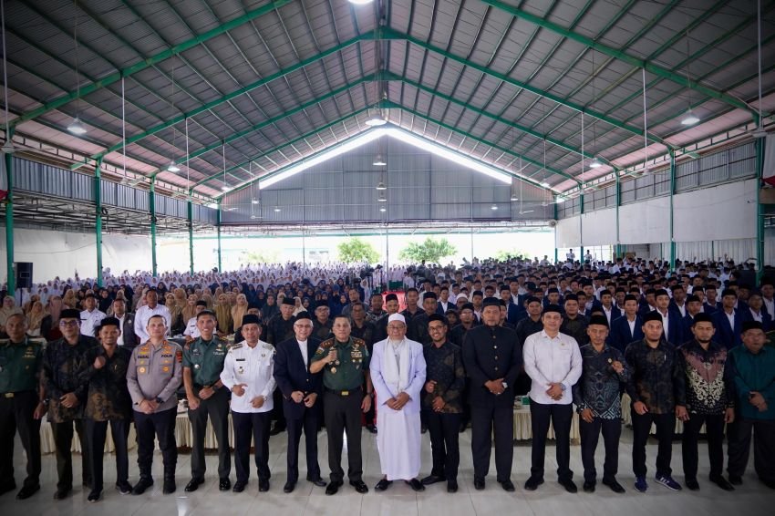 Pangdam Iskandar Muda Ajak Santri Dayah Jeumala Amal Jadi Generasi Tangguh, Berkarakter, dan Cinta Tanah Air