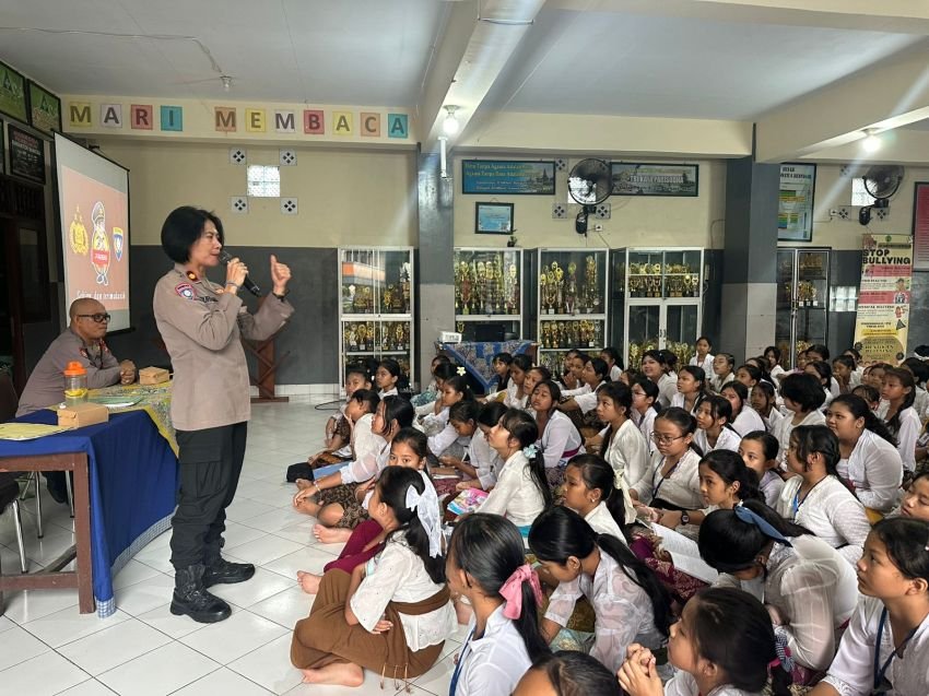 Polda Bali Gelar Jumat Curhat di SD 6 Saraswati, Kasibinturmas Sampaikan Bahaya Bullying