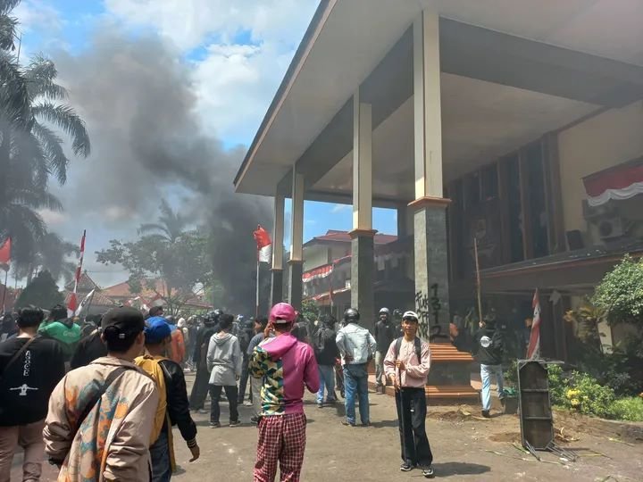 Massa Rusak dan Bakar Gedung DPRD Cirebon, Barang Inventaris Kantor Dijarah dalam Aksi Demo!
