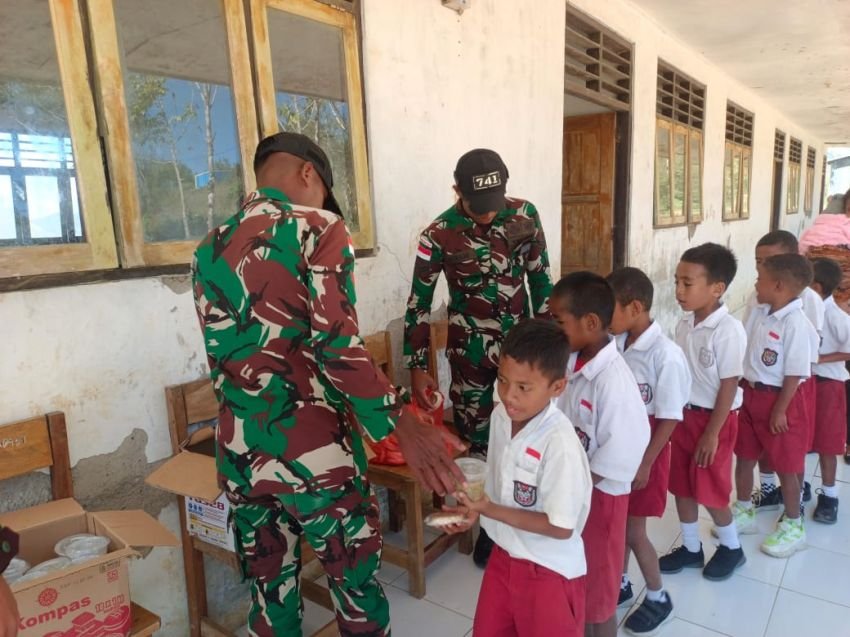 Pos Fohuk Bagikan Makanan Bergizi untuk Siswa SD Inpres Loonuna, Dukung Tumbuh Kembang Anak di Perbatasan