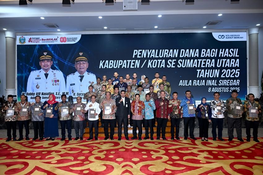Gubernur Bobby Serahkan Rp674 Miliar DBH, Dorong Pemerintah Daerah Lebih Gesit Jalankan Program