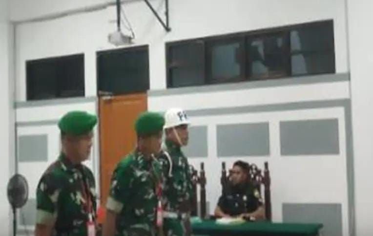 Vonis 2,5 Tahun untuk Anggota TNI Penembak Pelajar, Keluarga Protes di Ruang Sidang