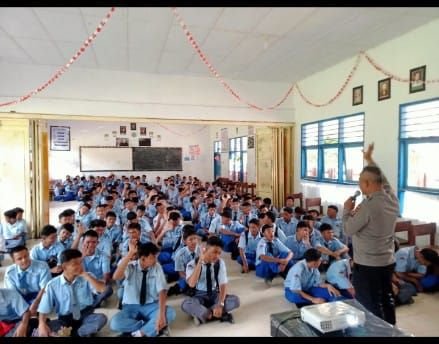 Kasat Binmas Polres Tapteng Jadi Pembina Upacara di SMAN 1 Tukka, Sosialisasikan Bahaya Geng Motor dan Narkoba