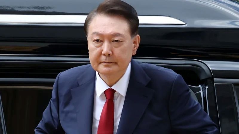 Mantan Presiden Korsel Yoon Suk-yeol Tolak Diperiksa Jaksa, Duduk di Lantai Hanya Pakai Pakaian Dalam?