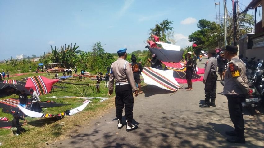 Batu Yang Kite Festival 2025: 791 Layangan Ramaikan Langit Padang Galak, Polsek Dentim Siaga Amankan Kegiatan Budaya